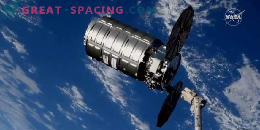 O navio de carga Cygnus retira lixo da ISS