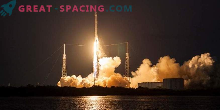 SpaceX paleidžia raketą ir erdvėlaivius