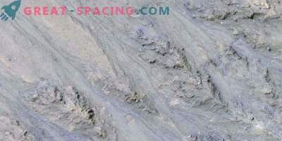 Linhas marcianas: areia ou água?