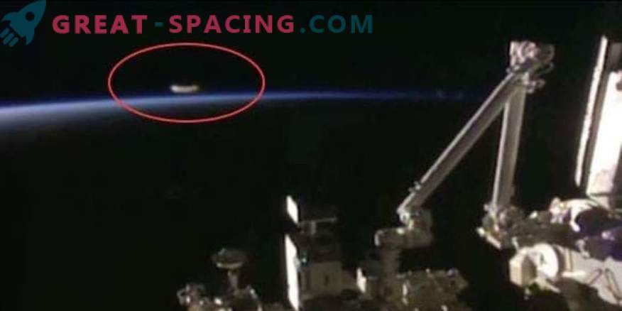 Unbekanntes Objekt wurde von der Kamera der Internationalen Raumstation überprüft.