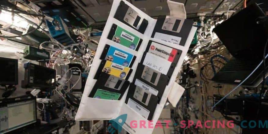 Disquetes antigos no armário esquecido da ISS