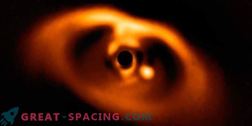 Första bekräftat fotografi av en nyfödd planet
