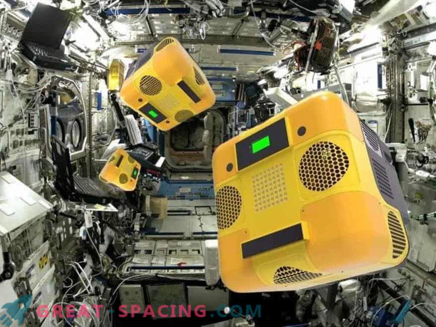 O que o robô abelha na estação orbital