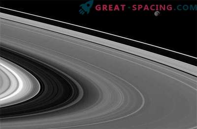 Mimas Mysterious banha-se nos raios do sol de Saturno