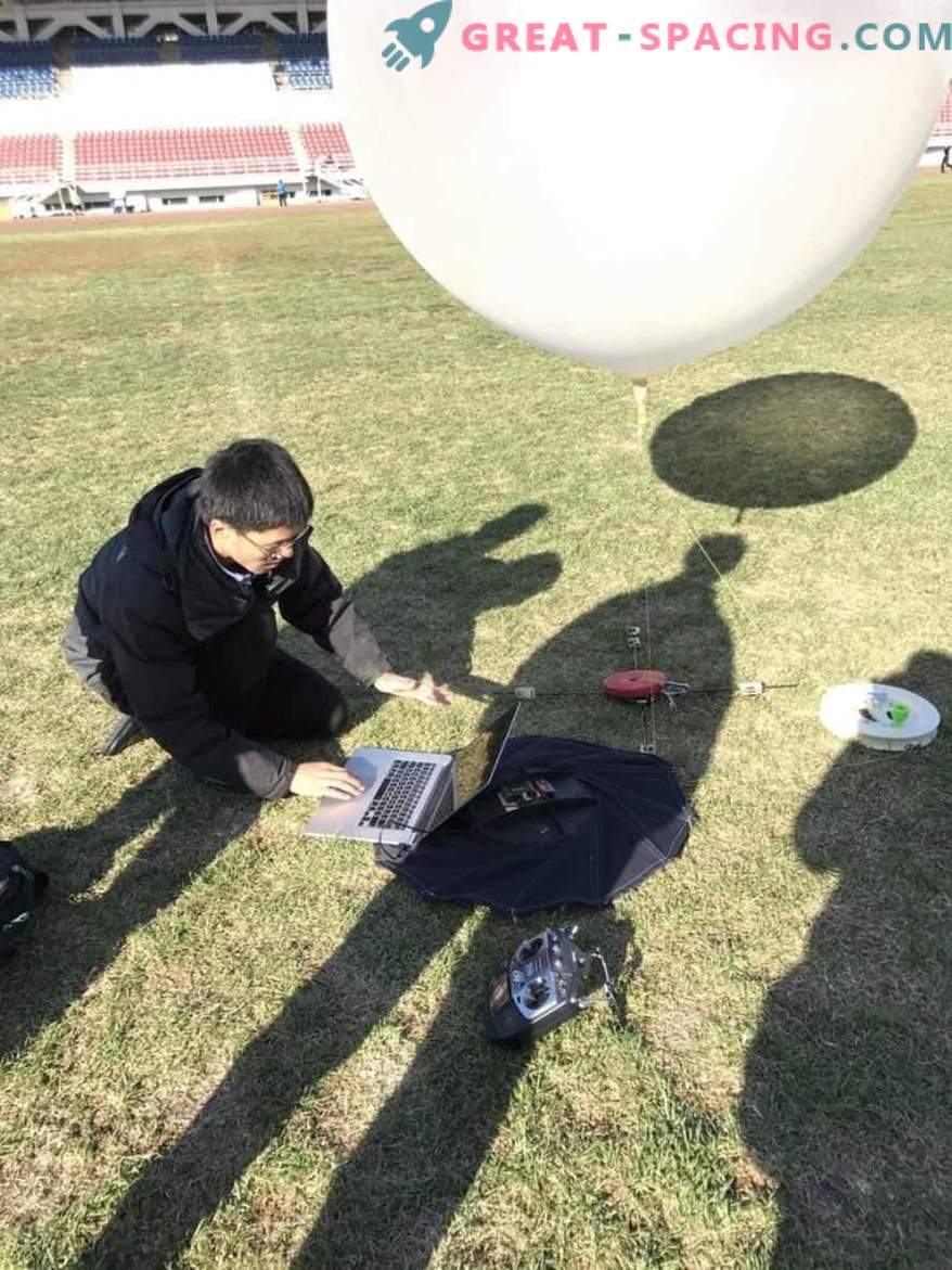 Um estudante está desenvolvendo um escudo térmico rotativo para espaçonaves