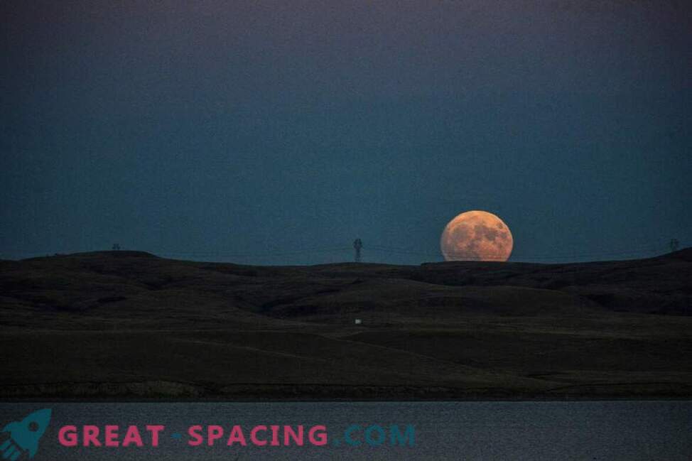 Esplendor inesquecível da super lua acima da Terra: foto