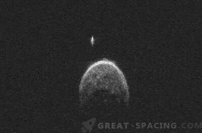Um asteróide voou tem sua própria lua